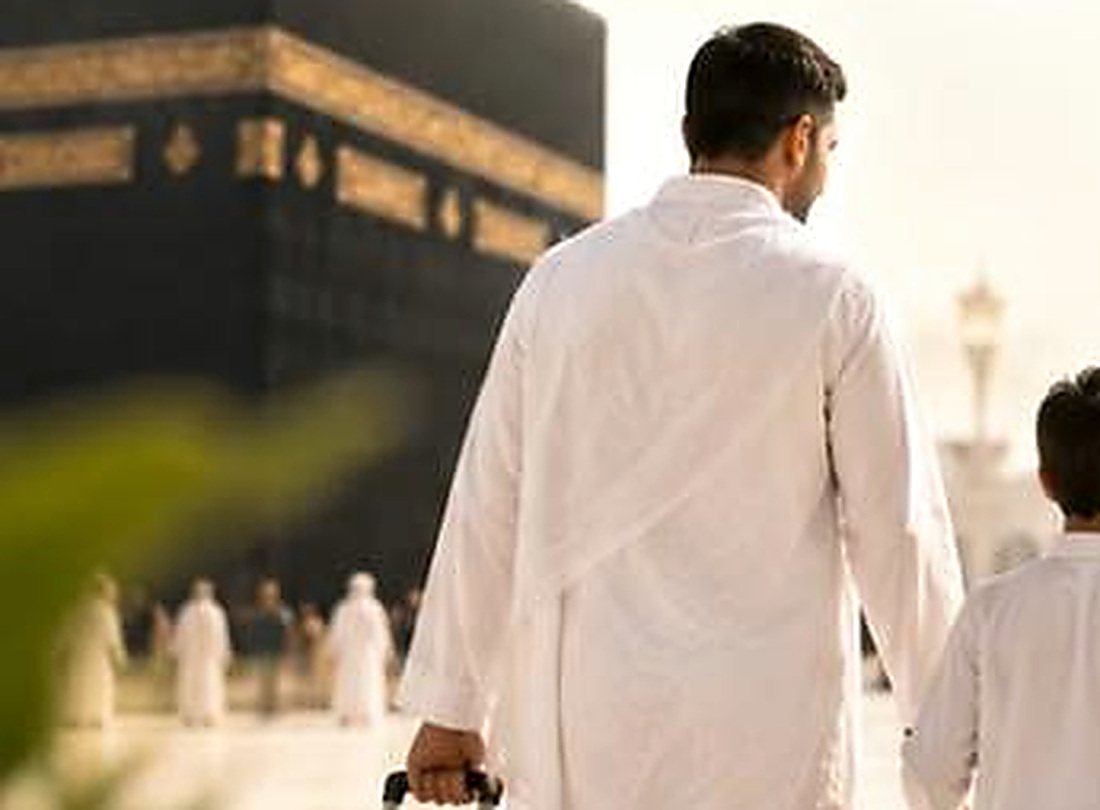 ضيوفنا أمام الكعبة المشرفة